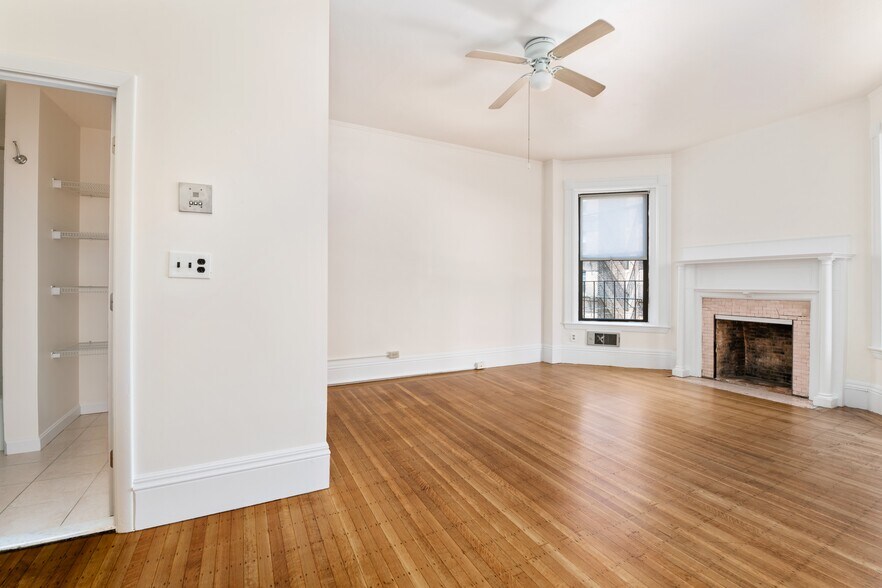 Building Photo - 9 Buswell St