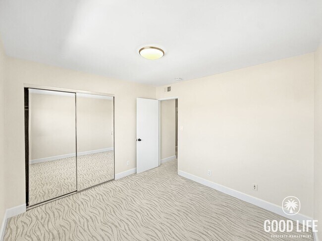 Building Photo - Top-Floor 3BR Retreat with Balcony Views & In-Unit Laundry in San Diego!