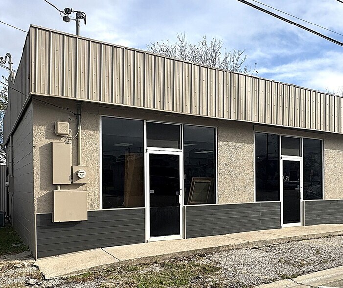 Building Photo - 112 W Avenue E