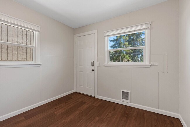 Building Photo - Renovated 5 Bed, 2 Bath House + Office EWU Off Campus Housing! AVAILABLE 7/20!