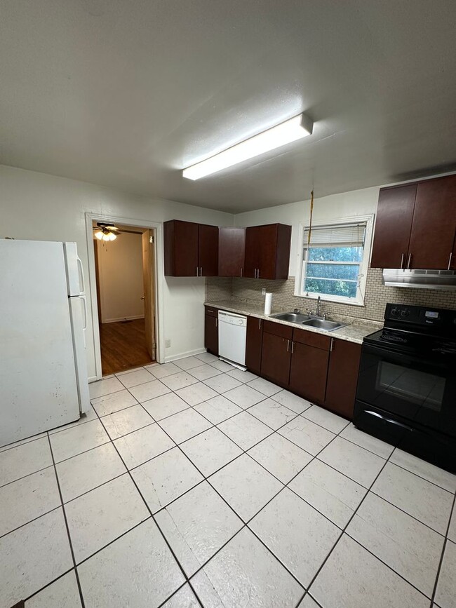 Building Photo - 4 bed 2 bath house, Walk to Stadium!! Avai...