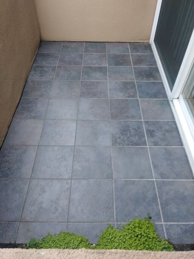 Building Photo - Spacious 2 Bedroom, 1.5 Bath Two-Story Townhome in Clairemont