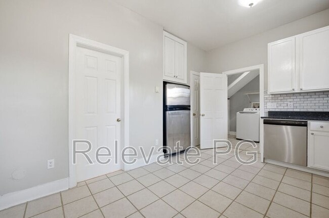 Building Photo - 2206 Parkwood Ave