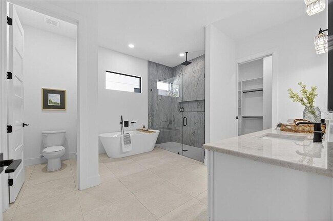 Building Photo - 2335 Oak Terrace