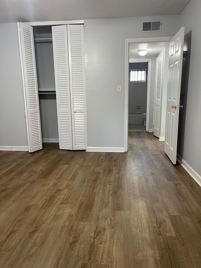 Building Photo - 2 bedroom, 1 bath apartment in small complex on Hill Street! Walking distance to Normal Town, Dow...