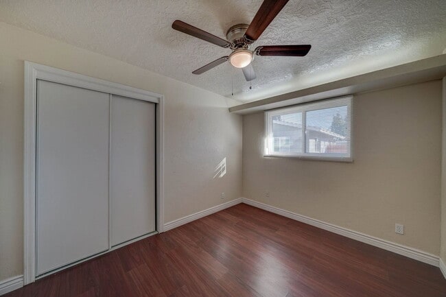 Building Photo - 2133 W Morten Ave