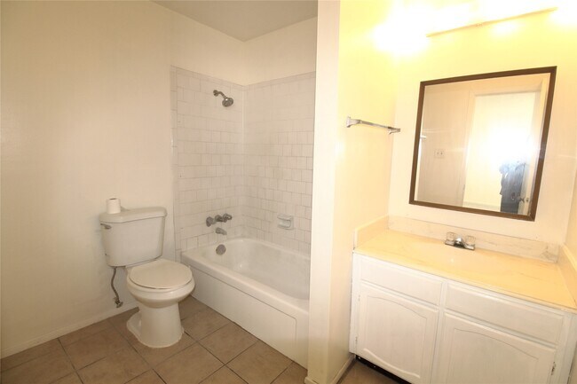 Building Photo - 3206 Briar Ct