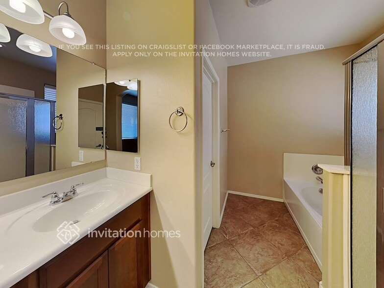 Building Photo - 17625 W Lilac St