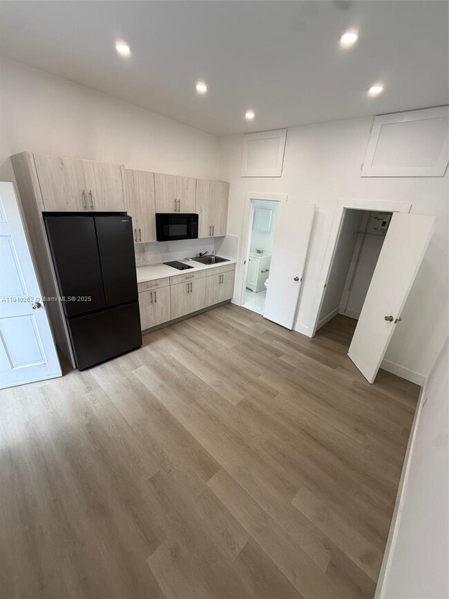 Building Photo - 8401 SW 33rd Terrace