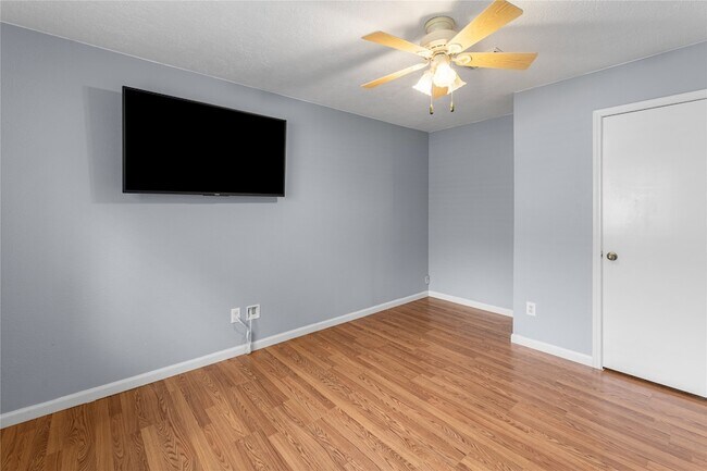 Building Photo - 1735 Oak Ridge Dr
