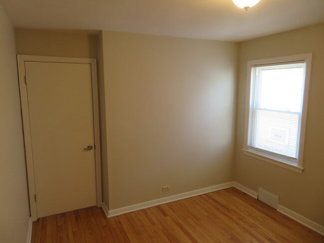 Building Photo - 6948 W Wellington Ave