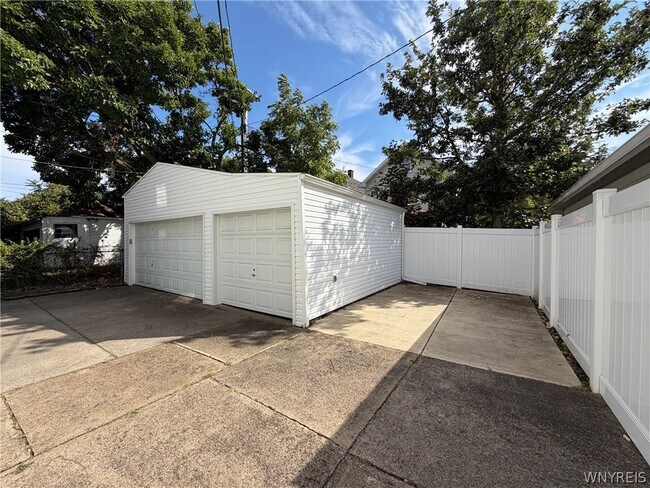 Building Photo - 641 Amherst St