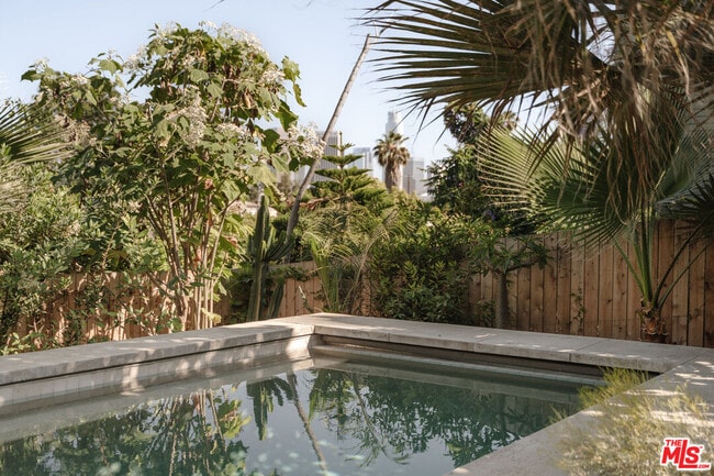 Building Photo - 1097 W Kensington Rd