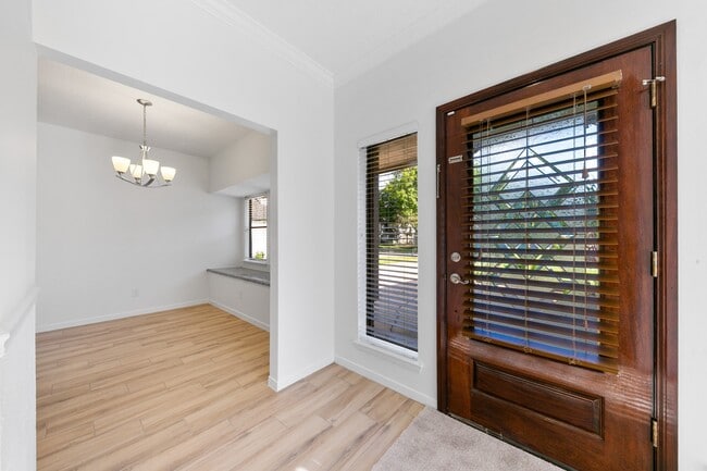 Building Photo - 819 Millpond Dr