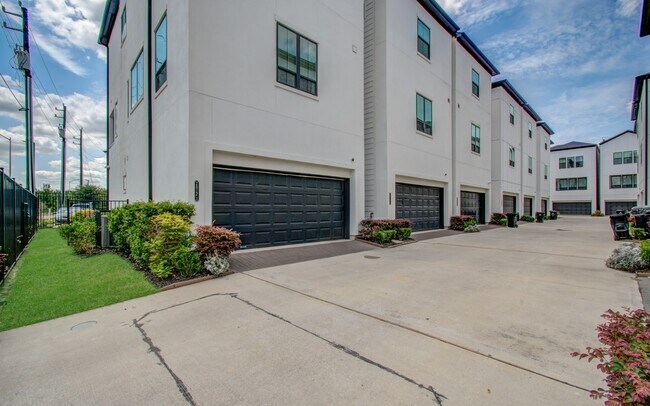 Building Photo - 2812 Grand Fountains Dr