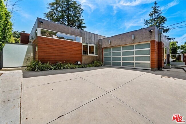 Building Photo - 3567 Woodcliff Rd