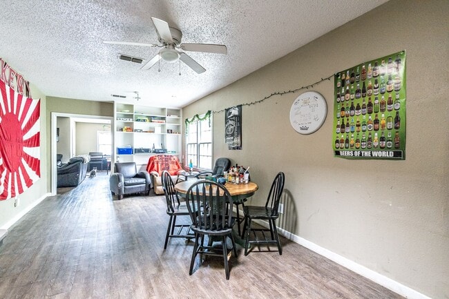 Building Photo - Pre-Leasing Summer 2023: Spacious 4/2,