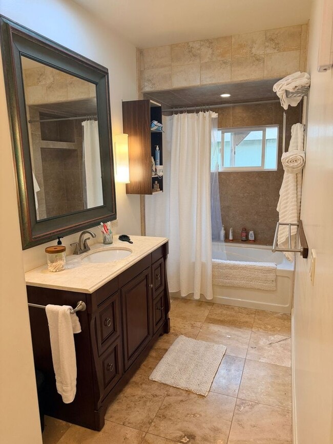 Building Photo - Piiholo Country Home