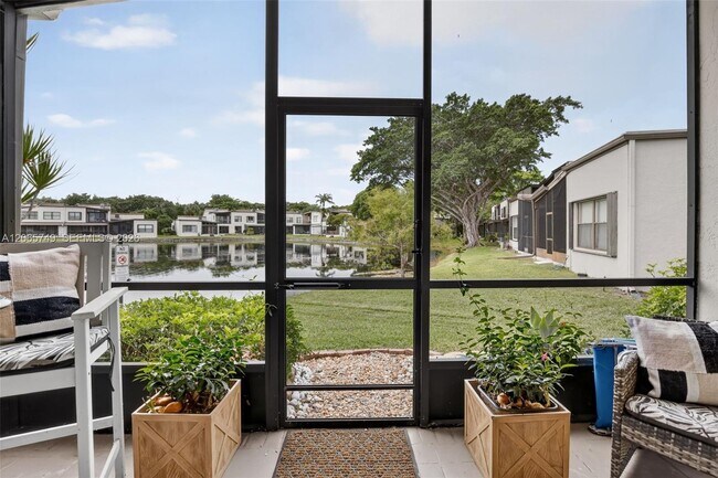 Building Photo - 958 Mockingbird Ln