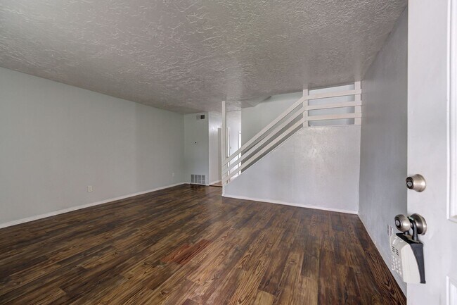 Building Photo - 1709 Beaumont Dr