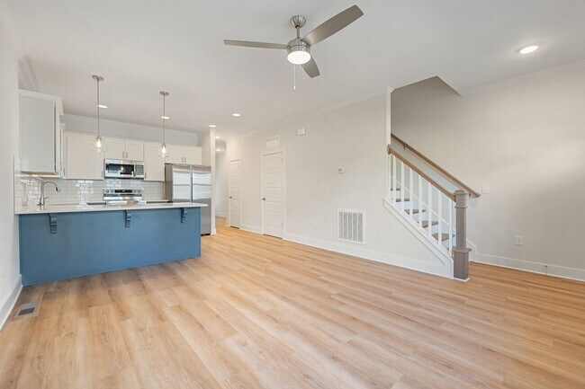 Building Photo - Available Early July! 3-bedroom home with off street parking!