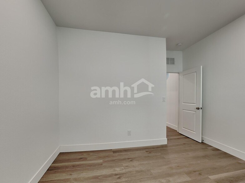 Building Photo - 8373 Buckskin Clf Ave