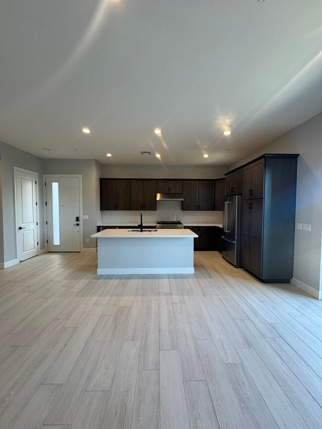 Building Photo - 1521 Golf Club Dr