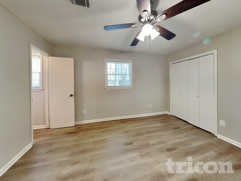 Building Photo - 2906 Deshong Dr SW