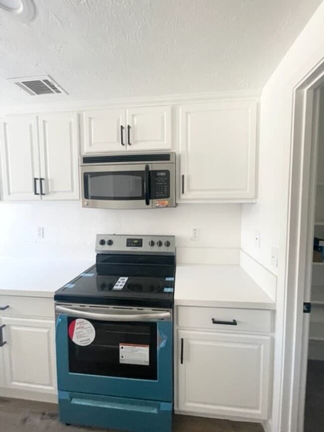 Building Photo - Darling Elk Grove Halfplex!