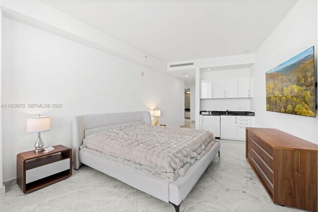 Building Photo - 18555 Collins Ave