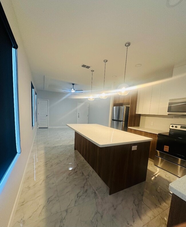 Primary Photo - 2012 Selena St