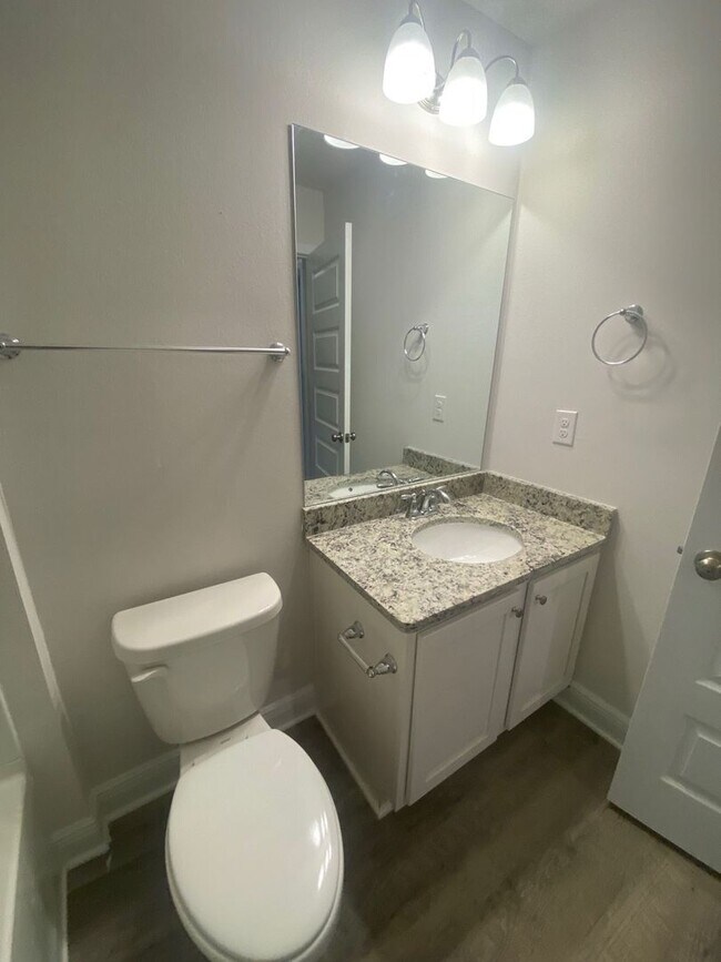 Building Photo - Modern, Spacious & Efficient Townhome in Lynn Haven! *1/2 OFF Security Deposit for Active-Duty Mi...