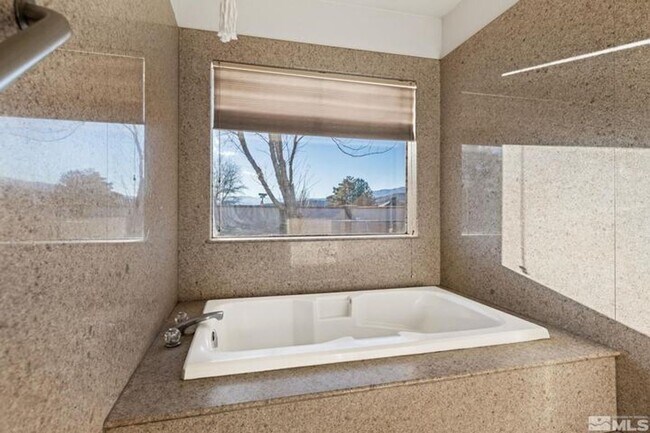 Building Photo - Beautiful Home Located in Gated Golf Course Community!!