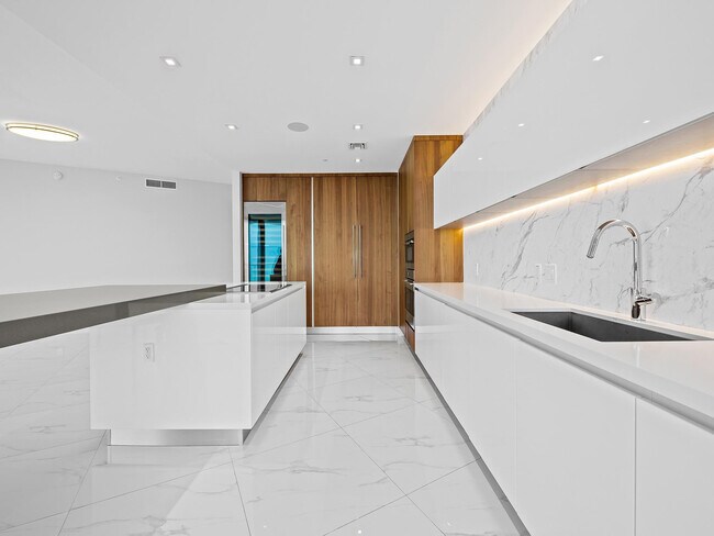 Building Photo - 701 S Fort Lauderdale Beach Blvd