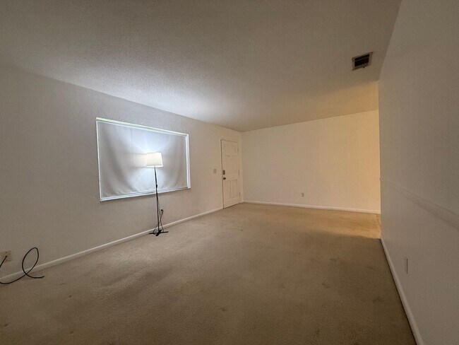 Building Photo - Charming 2 bedroom 1.5 bathroom home
