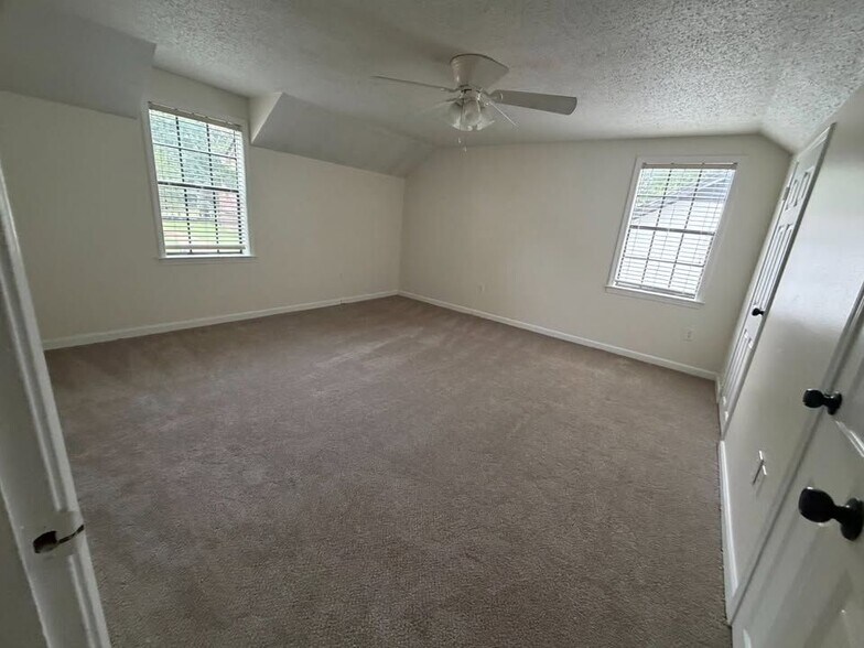 Building Photo - 9161 Gainsborough Dr