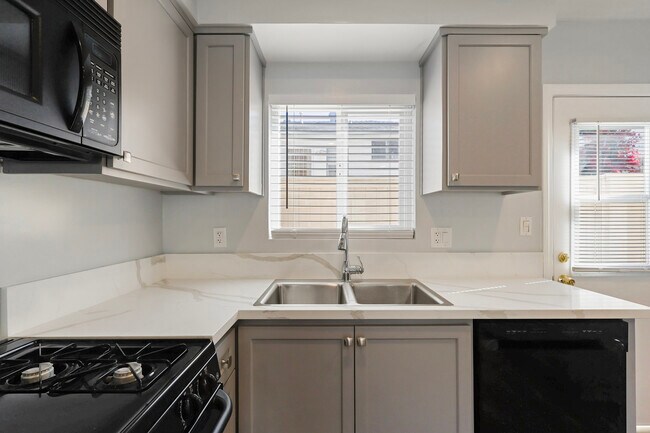 Building Photo - 2516 Voorhees Ave