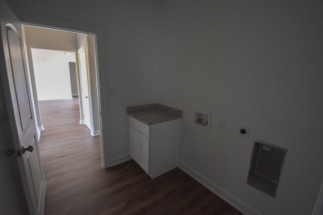 Building Photo - Beautiful 3 BR / 2 BA Home!