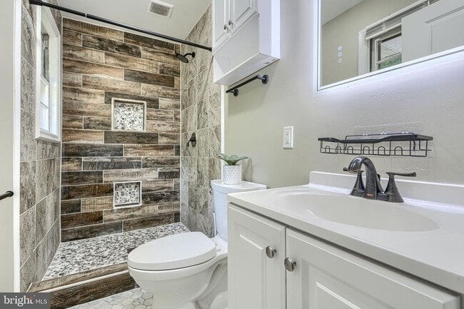 Building Photo - 520 White Oak Dr