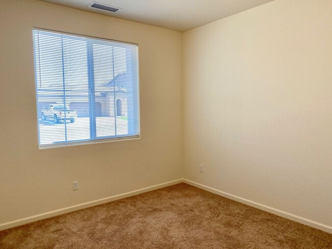 Building Photo - $2,295 Bullard & Leonard, Charming 3 Bedroom - La Canada Ave, Clovis