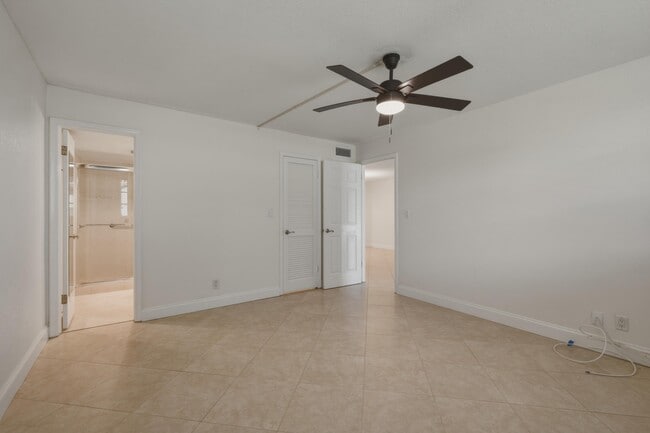Building Photo - 681 S Hollybrook Dr