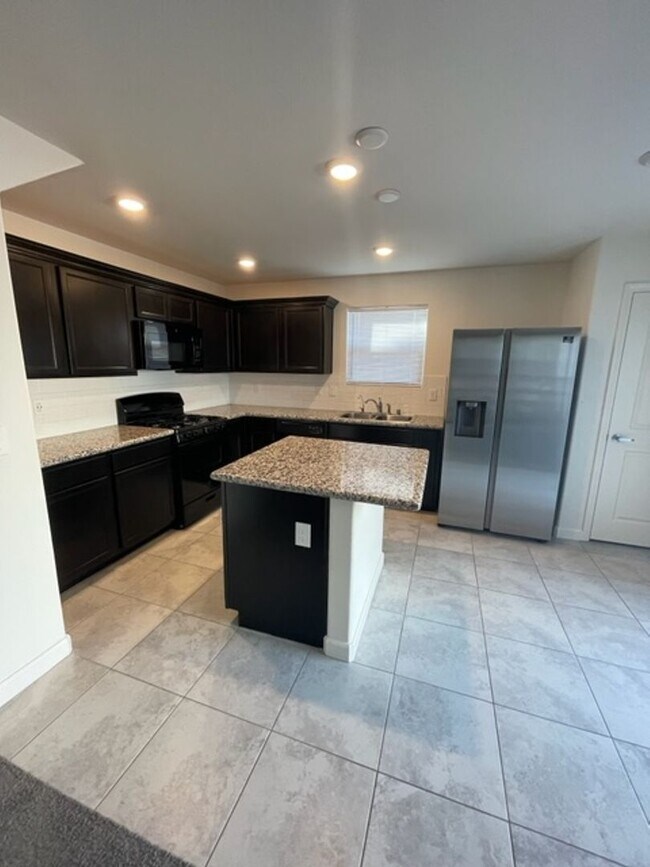 Building Photo - Beautiful Home with Open Living & Modern Finishes