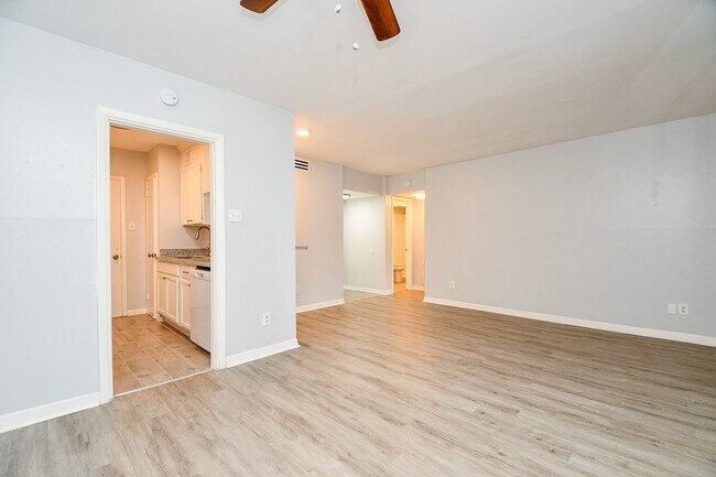 Building Photo - 2822 Briarhurst Dr
