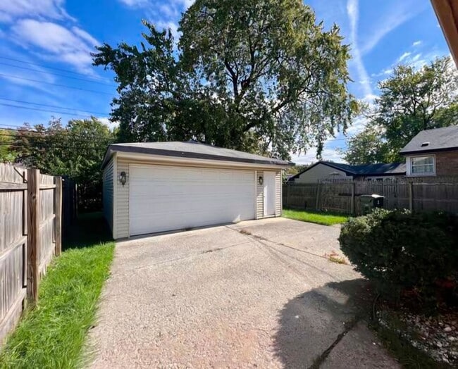 Building Photo - 15041 Cottage Grove Ave