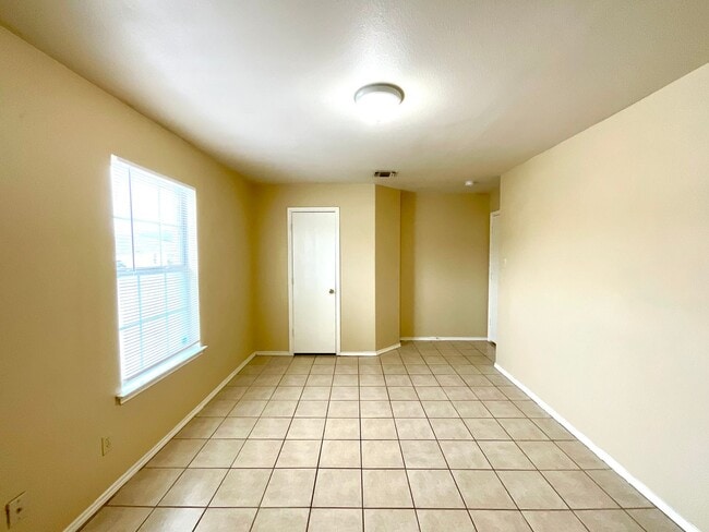 Building Photo - **APPLICATION RECEIVED** **MOVE IN SPECIAL** Charming 3-Bed, 2-Bath Home with Fenced Yard – Pet F...