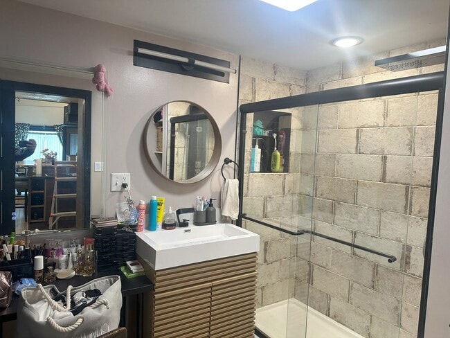 Building Photo - Modern 1-Bedroom Loft in Bay View – Update...