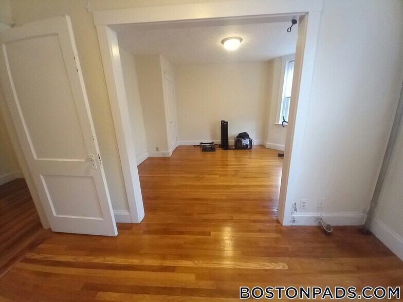 Building Photo - 11 Barrows St