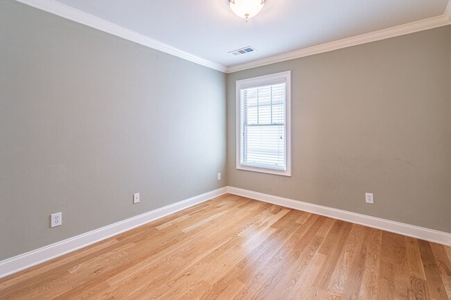 Building Photo - Stunning 4-bedroom, 3.5-bathroom home loca...