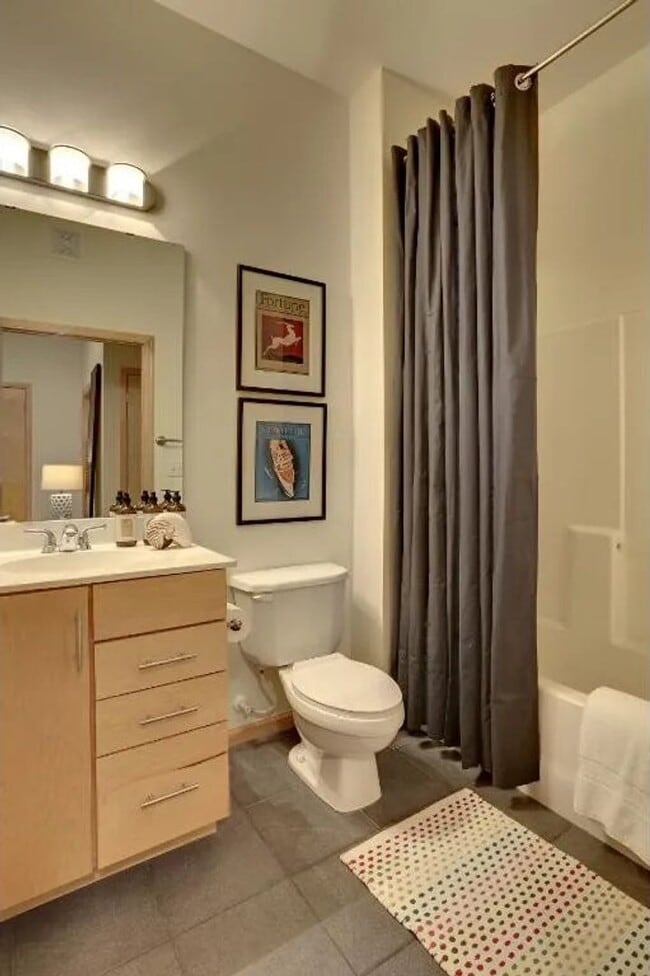Building Photo - Absolutely Gorgeous 2 BR, 2 BA Condo Just ...