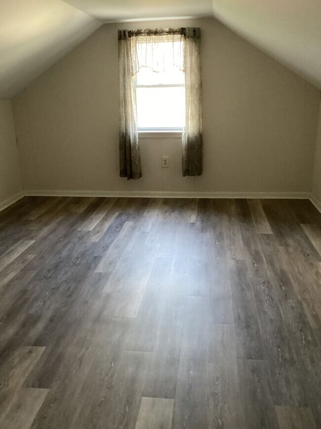 Building Photo - Roomy Updated Home in Established Neighbor...